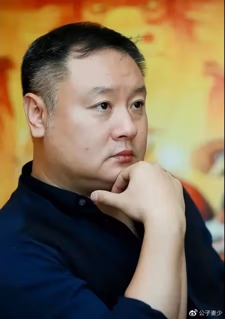 她玩了5個男人,三次當「三」,卻依舊是頂流