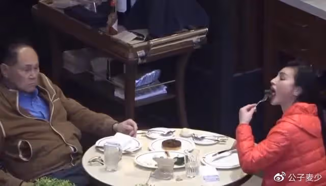 87歲趙世曾陪女友吃飯!女方伸舌頭吃相豪放,每年換176個女友