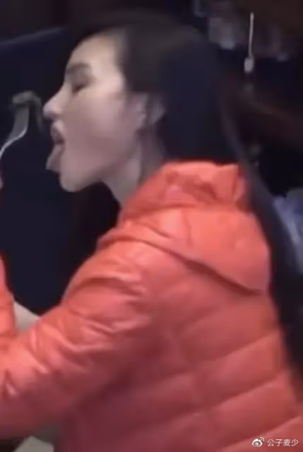 87歲趙世曾陪女友吃飯!女方伸舌頭吃相豪放,每年換176個女友