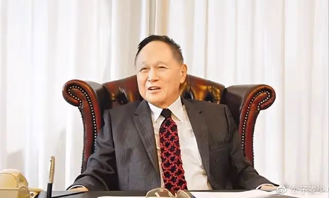 87歲趙世曾陪女友吃飯!女方伸舌頭吃相豪放,每年換176個女友