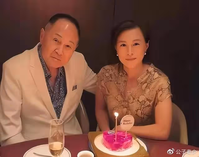 87歲趙世曾陪女友吃飯!女方伸舌頭吃相豪放,每年換176個女友