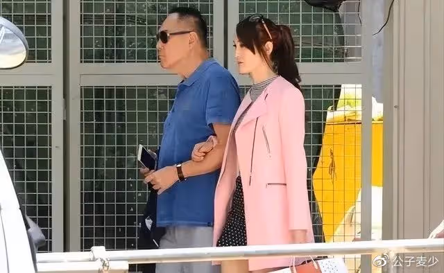 87歲趙世曾陪女友吃飯！女方伸舌頭吃相豪放，每年換176個女友