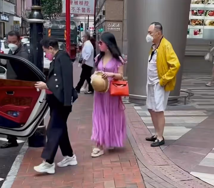 87歲趙世曾陪女友吃飯！女方伸舌頭吃相豪放，每年換176個女友