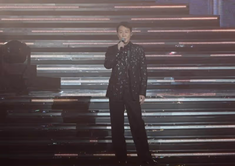 黎明澳門演唱會開鑼,唱90年代金曲全場合唱,全程原地獻唱不跳舞
