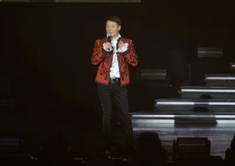 黎明澳門演唱會開鑼,唱90年代金曲全場合唱,全程原地獻唱不跳舞
