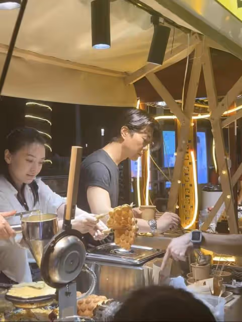2位TVB當紅男星回內地,擺攤賣魚蛋接地氣,熱情招呼客人無架子