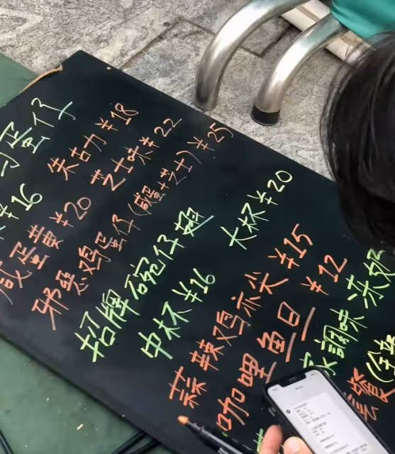 2位TVB當紅男星回內地,擺攤賣魚蛋接地氣,熱情招呼客人無架子