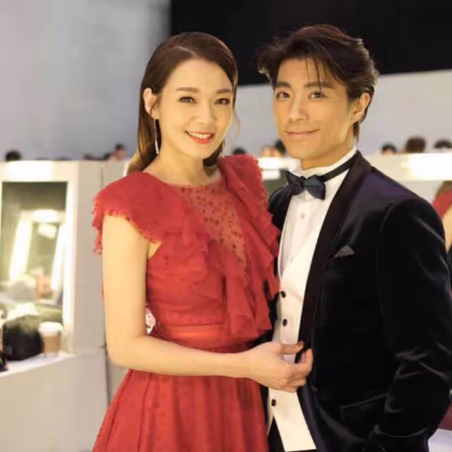 2位TVB當紅男星回內地,擺攤賣魚蛋接地氣,熱情招呼客人無架子