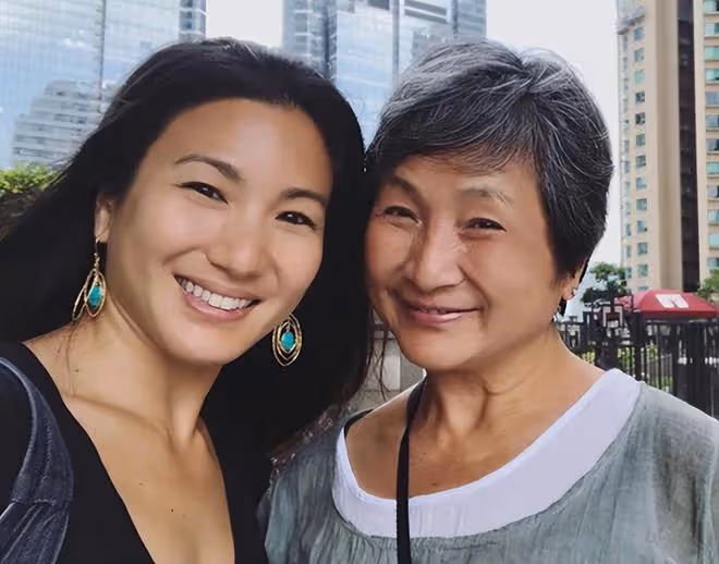 恭喜!77歲鄭佩佩榮升奶奶,洋兒媳宣布懷孕,穿露腰裝開心曬孕肚