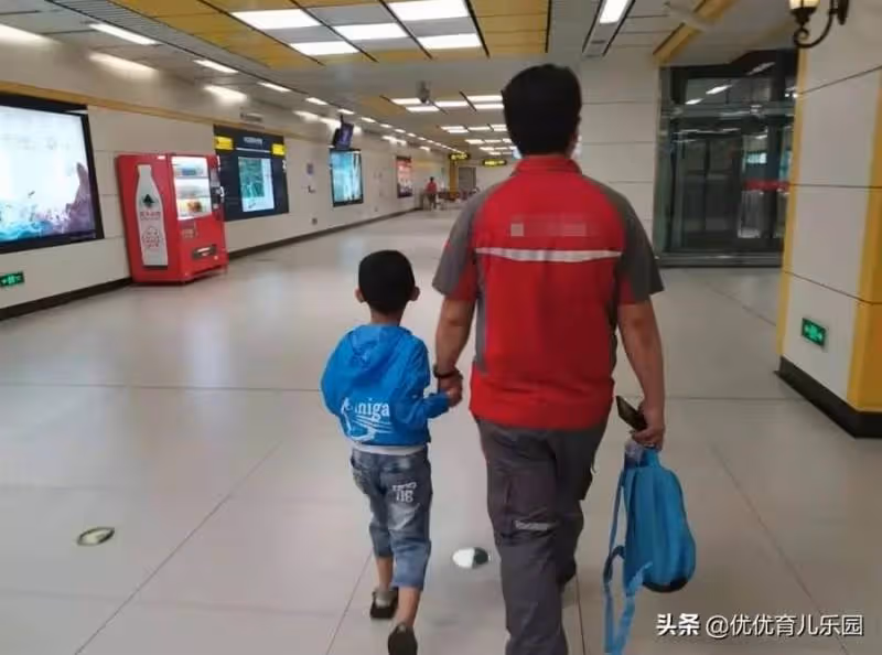 快遞員爸爸「累到在捷運上睡著」天使兒子「舉手寫紙條護航」乘客一看全淚目:可憐天下父母心!