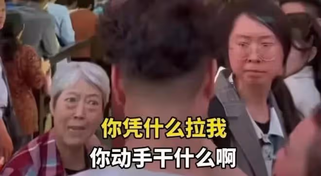插隊女子卡通頭像現身私家車尾部，許多商家趁熱打鐵，網暴何時止