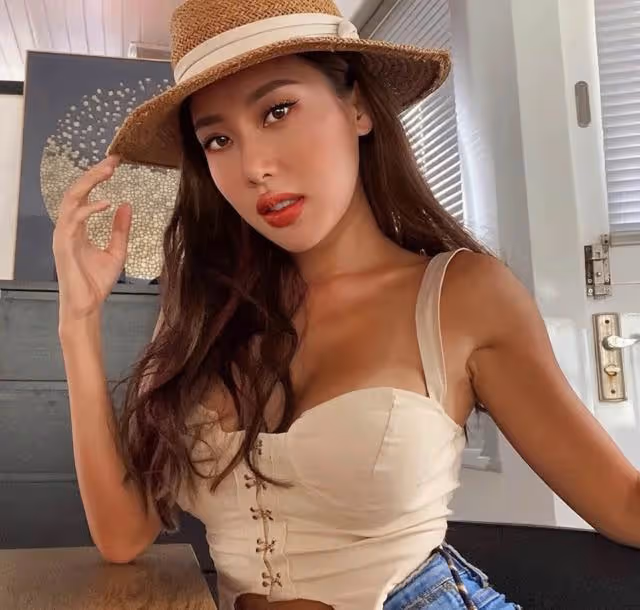 香港知名女星收起性感轉行賣保險,欠外債600萬,整容後容貌大變