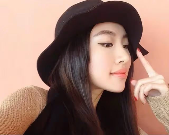香港知名女星收起性感轉行賣保險,欠外債600萬,整容後容貌大變