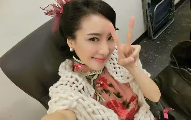 香港知名女星收起性感轉行賣保險,欠外債600萬,整容後容貌大變