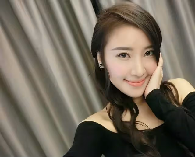 香港知名女星收起性感轉行賣保險,欠外債600萬,整容後容貌大變