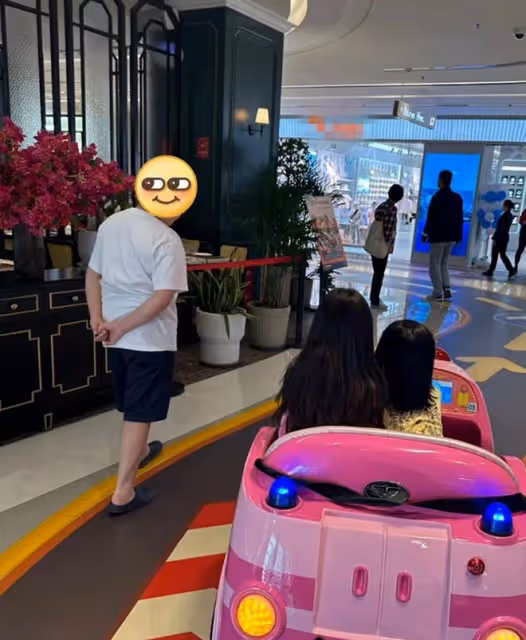 百億富婆甘比回內地旅遊!吃人均18元小吃接地氣,小女兒罕同行