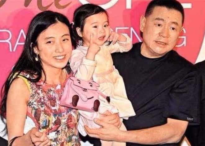 百億富婆甘比回內地旅遊!吃人均18元小吃接地氣,小女兒罕同行