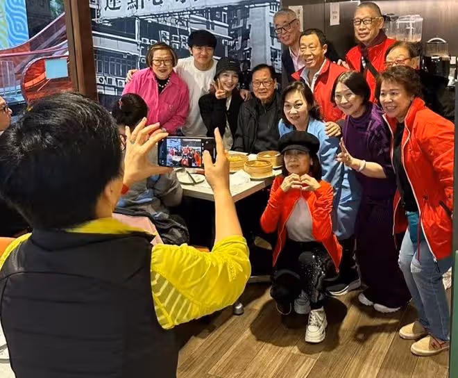 老戲骨澳洲辦結婚60周年派對!乾兒子溫兆倫率一眾明星赴當地參加