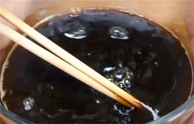 懶人紅糖發糕,不用發麵,筷子攪攪直接蒸,蓬鬆柔軟,個個開花