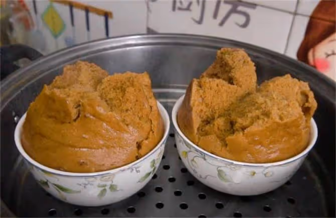 懶人紅糖發糕,不用發麵,筷子攪攪直接蒸,蓬鬆柔軟,個個開花