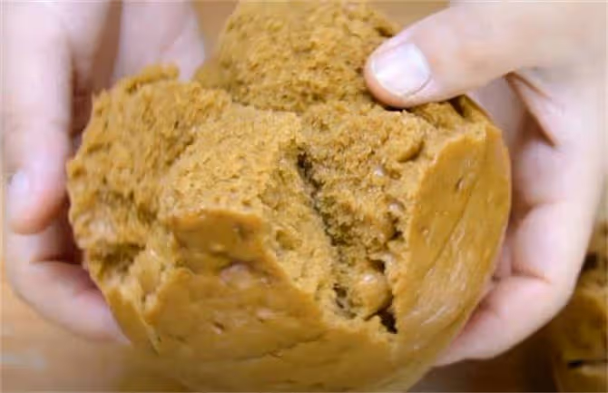 懶人紅糖發糕,不用發麵,筷子攪攪直接蒸,蓬鬆柔軟,個個開花