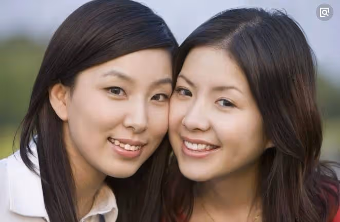 妹妹每次去姐姐家,都說姐夫床底有人,姐姐好奇撩起床墊,當場傻住!