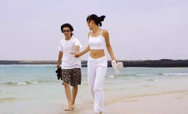 妹妹每次去姐姐家,都說姐夫床底有人,姐姐好奇撩起床墊,當場傻住!