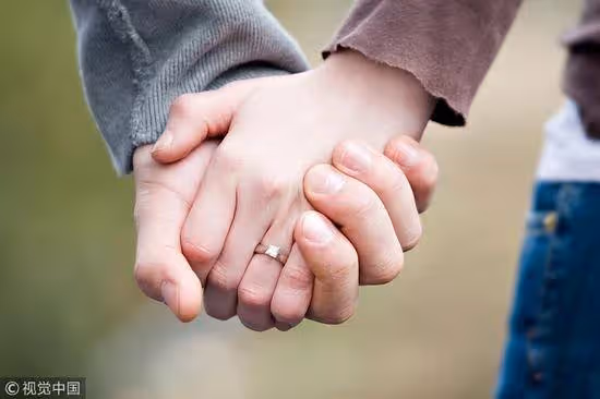 有錢婆婆對我像親閨女一樣,自從幫她接了一個「電話」後,我如墜深淵想失婚!