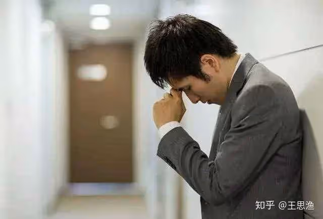 我把小三生的孩子接回家後,老婆竟每晚九點打扮漂亮出門,一路跟蹤,結果被我看到這一幕...