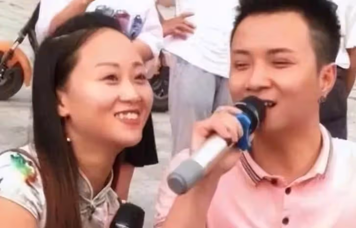 無腿丈夫出軌女粉絲,斷臂妻子帶孩子回老家,2年後結果大快人心