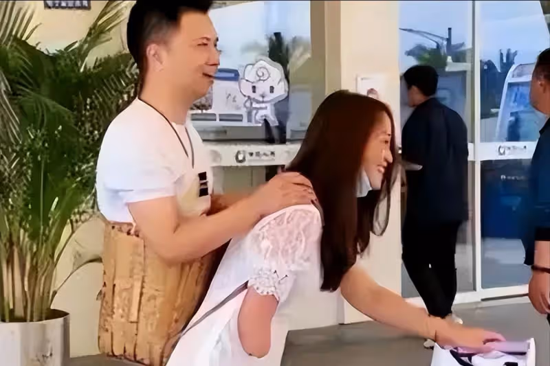 無腿丈夫出軌女粉絲,斷臂妻子帶孩子回老家,2年後結果大快人心