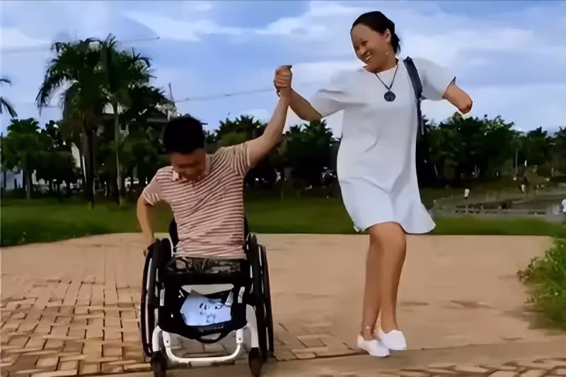 無腿丈夫出軌女粉絲,斷臂妻子帶孩子回老家,2年後結果大快人心