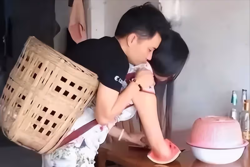無腿丈夫出軌女粉絲,斷臂妻子帶孩子回老家,2年後結果大快人心