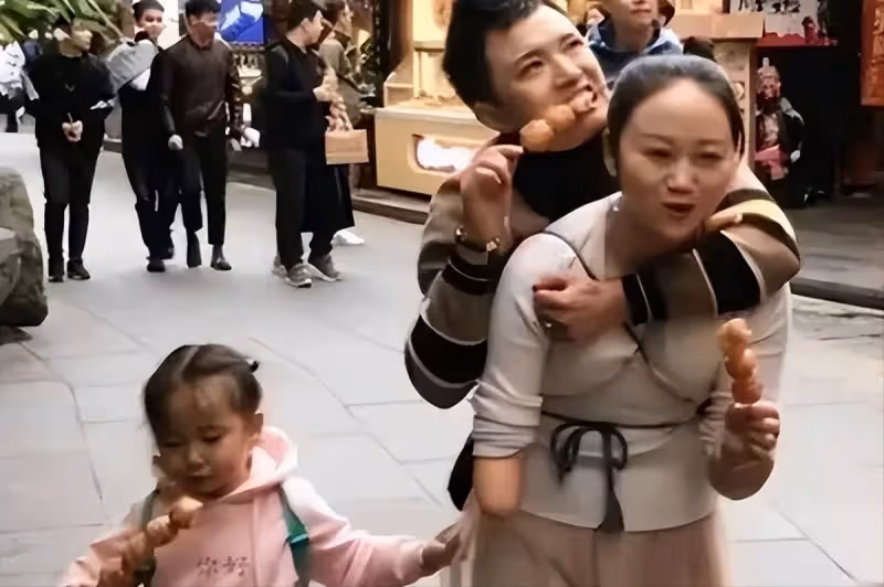 無腿丈夫出軌女粉絲,斷臂妻子帶孩子回老家,2年後結果大快人心
