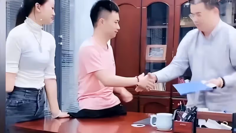 無腿丈夫出軌女粉絲,斷臂妻子帶孩子回老家,2年後結果大快人心