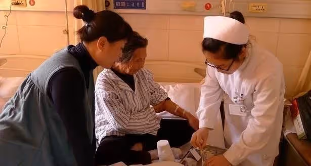 66歲阿姨臥床後才明白: 人到晚年「最親的人只有一個」 不是老伴也不是兒女