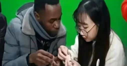 32歲女子二婚找了個非洲黑人男友不到兩個月失禁，結局讓她很痛