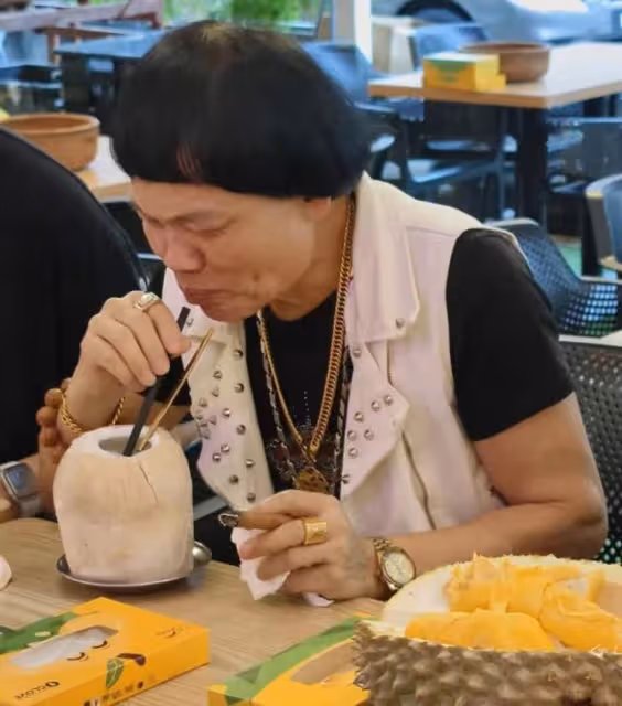 近況曝光!69歲港知名丑角身材樣貌無走樣,轉戰內地更升級當老闆