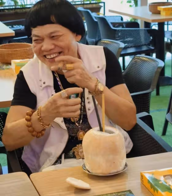 近況曝光!69歲港知名丑角身材樣貌無走樣,轉戰內地更升級當老闆