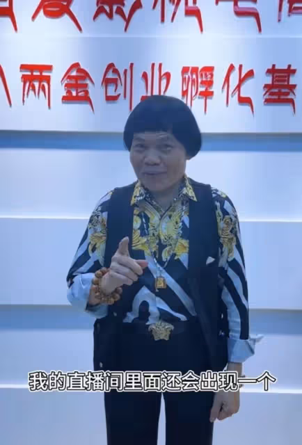 近況曝光!69歲港知名丑角身材樣貌無走樣,轉戰內地更升級當老闆