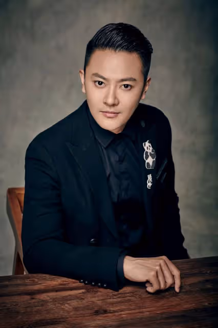 印小天泰國街頭熱舞,舞姿誇張表情撫媚引爭議,精神狀態惹人擔心