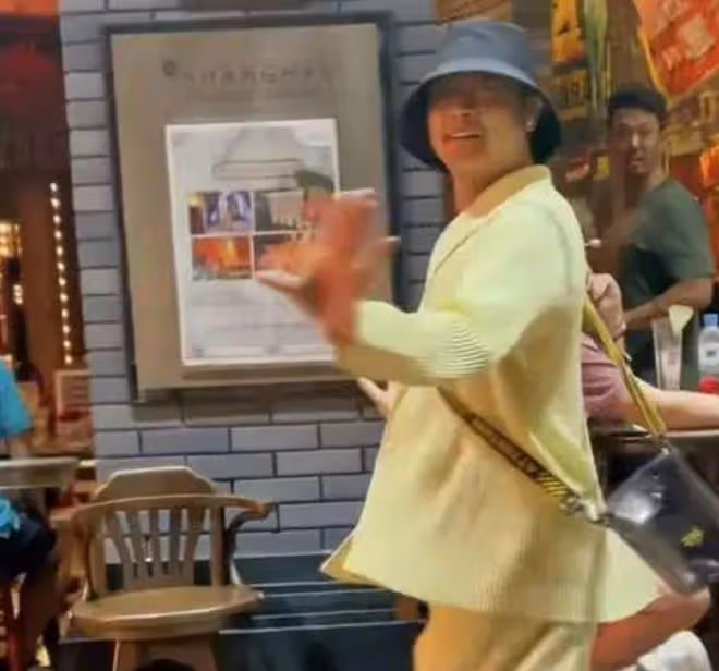 印小天泰國街頭熱舞,舞姿誇張表情撫媚引爭議,精神狀態惹人擔心
