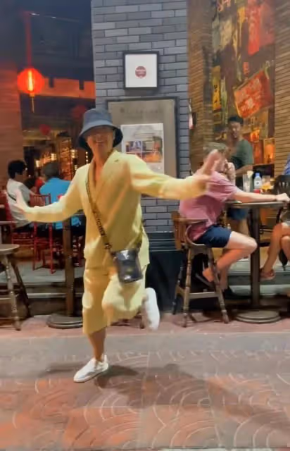 印小天泰國街頭熱舞,舞姿誇張表情撫媚引爭議,精神狀態惹人擔心