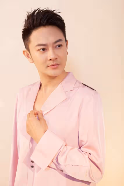 印小天泰國街頭熱舞,舞姿誇張表情撫媚引爭議,精神狀態惹人擔心