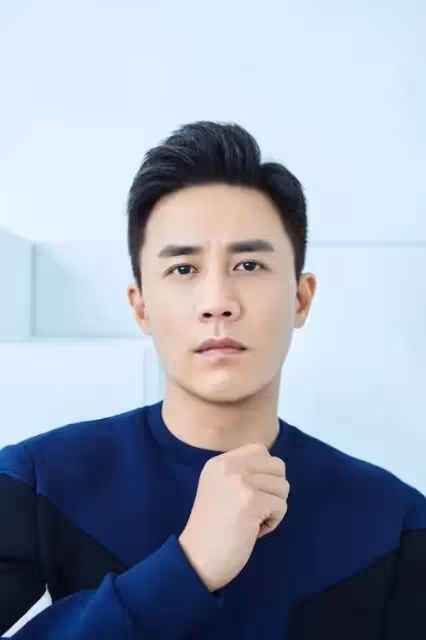 印小天泰國街頭熱舞,舞姿誇張表情撫媚引爭議,精神狀態惹人擔心