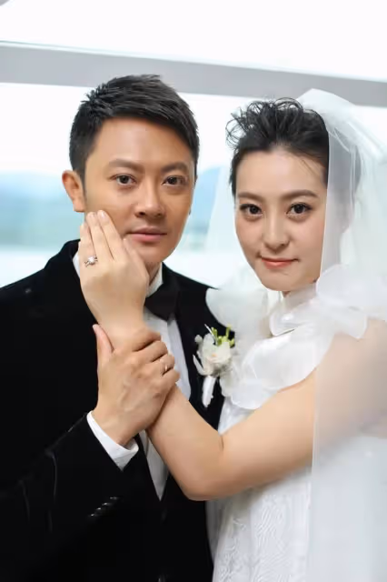 印小天泰國街頭熱舞,舞姿誇張表情撫媚引爭議,精神狀態惹人擔心