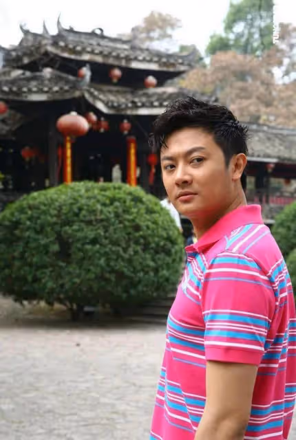 印小天泰國街頭熱舞,舞姿誇張表情撫媚引爭議,精神狀態惹人擔心