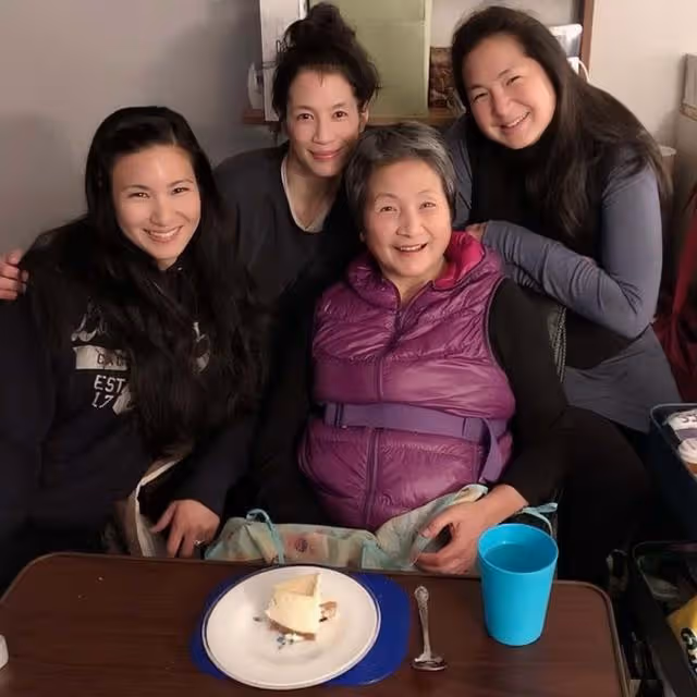 恭喜！香港知名老戲骨將升級做奶奶，兒子曬照宣布外籍妻子懷孕