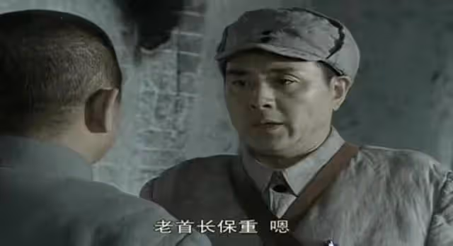 亮劍：同時參軍的老戰友，後期丁偉為何能把李雲龍甩開一條街？