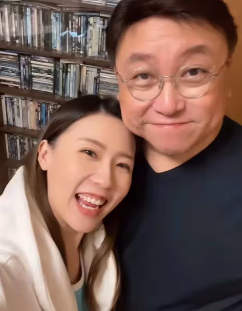 王晶迎68歲生日,紅光滿面與妻女慶祝!女星邱意濃親密同框不避嫌